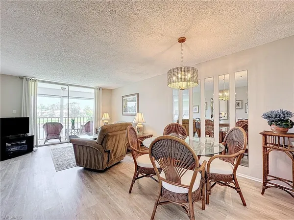 $3,200 | 300 Forest Lakes Boulevard, Unit 201, Naples, FL 34105