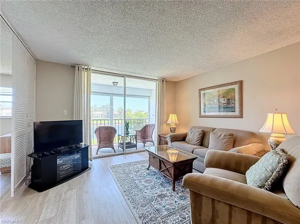 $3,200 | 300 Forest Lakes Boulevard, Unit 201, Naples, FL 34105