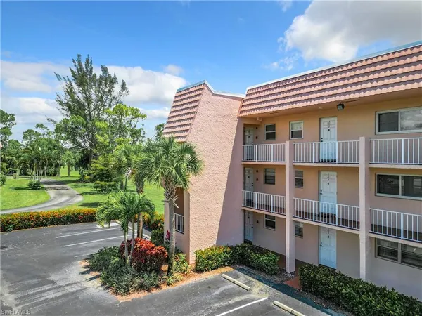 $3,200 | 300 Forest Lakes Boulevard, Unit 201, Naples, FL 34105