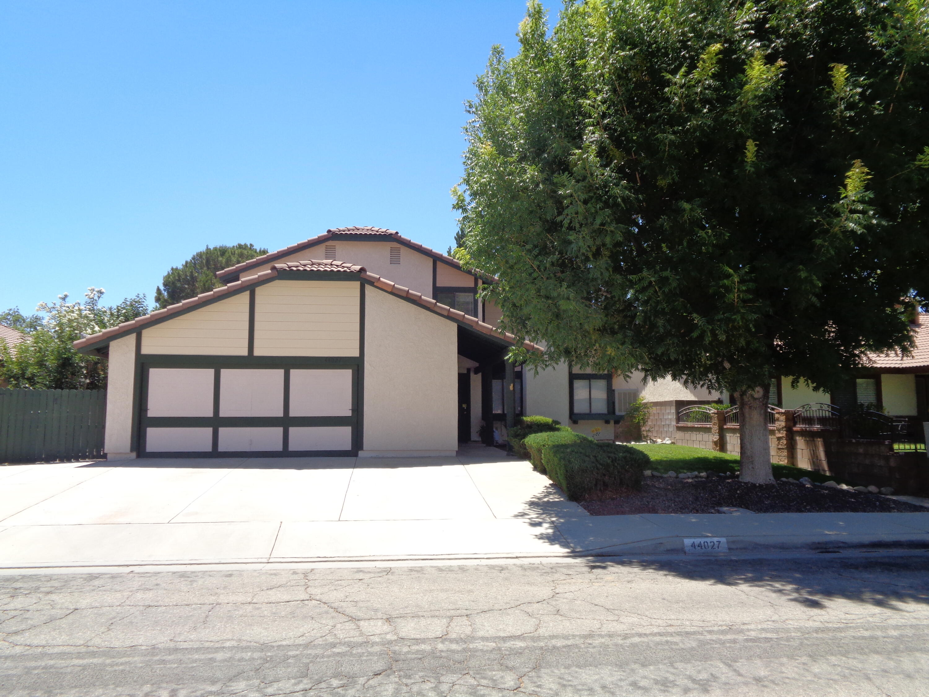 44027 Ruthron Avenue Lancaster, CA 93536 - Photo 2 of 33 DSC04286