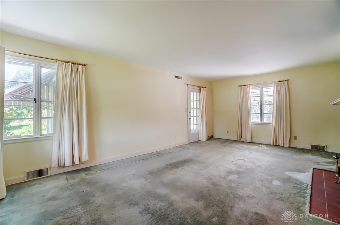 1729 Walnut Terrace Springfield, OH 45504 - Photo 19 of 39 Living Room
