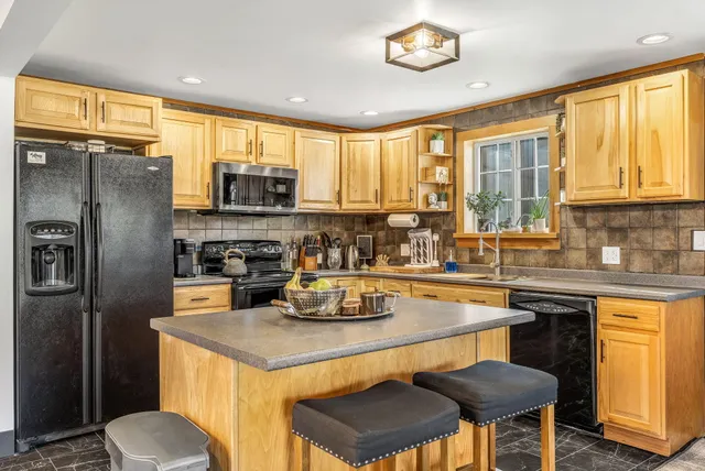 $525,000 | 33 Comikev Lane, Winterport, ME 04496