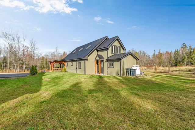 $525,000 | 33 Comikev Lane, Winterport, ME 04496