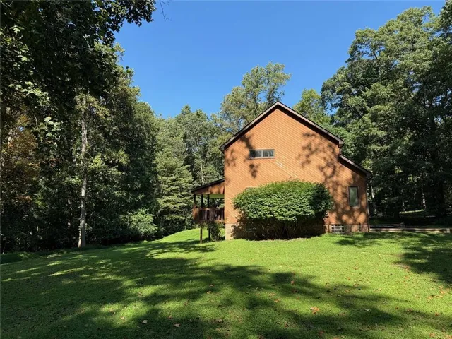 a view of a house with a yard
