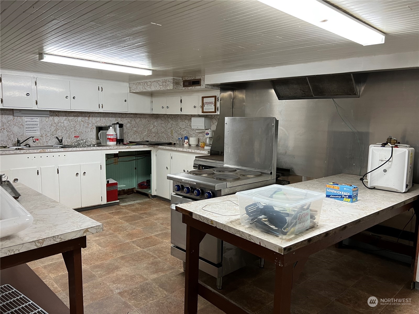 3803 Northeast 199th Street Ridgefield, WA 98642 - Photo 8 of 22 a kitchen with a table chairs and a stove