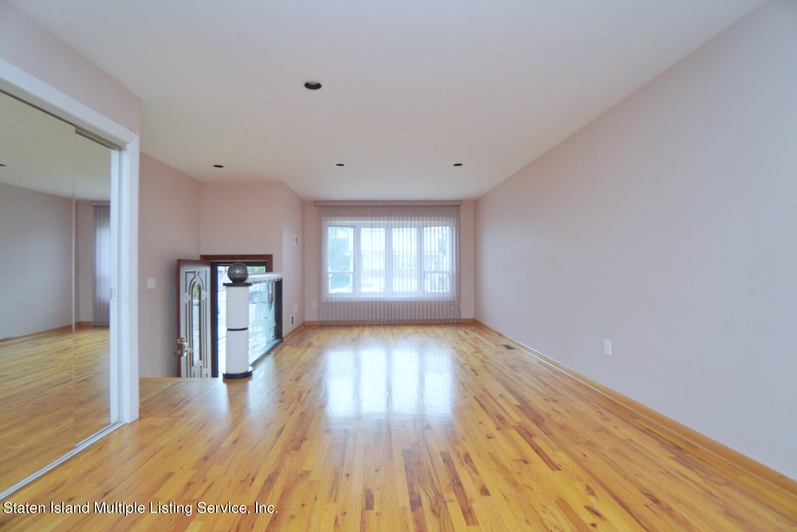 41 Rome Avenue Staten Island, NY 10304 - Photo 4 of 24 (4) LIVING ROOM
