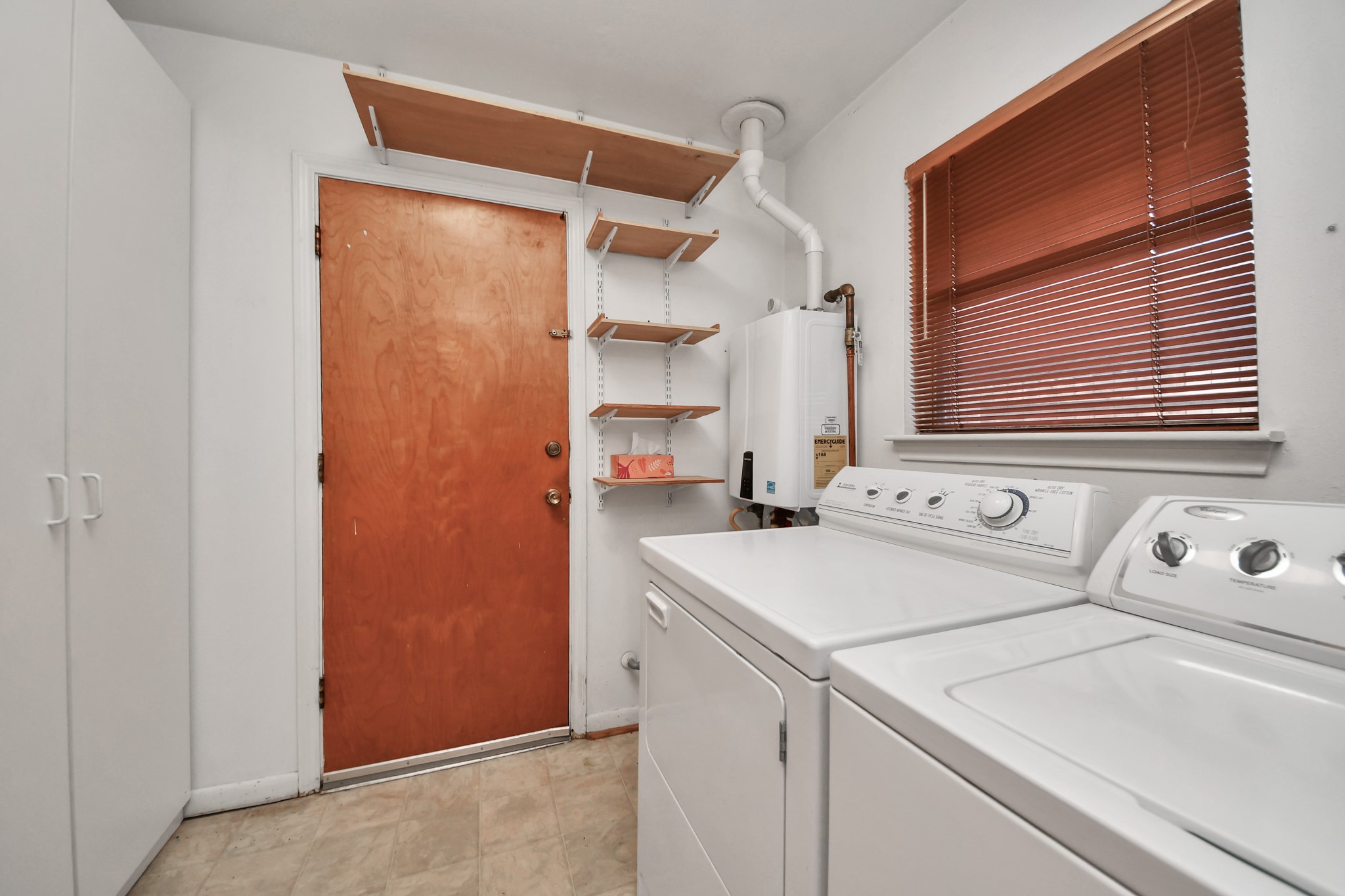 9006 Springview Lane Houston, TX 77080 - Photo 25 of 36 Laundry room located inside the home.