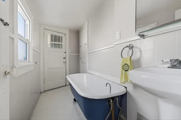 $850,000 | 1011 East 11th Street, Oakland, CA 94606