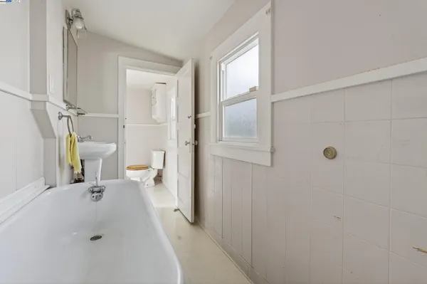 $850,000 | 1011 East 11th Street, Oakland, CA 94606