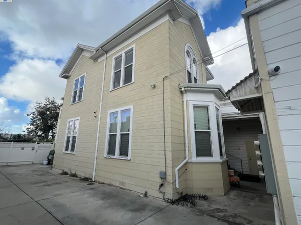$850,000 | 1011 East 11th Street, Oakland, CA 94606
