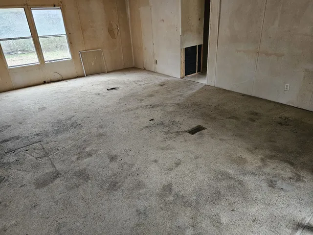 a view of a backyard