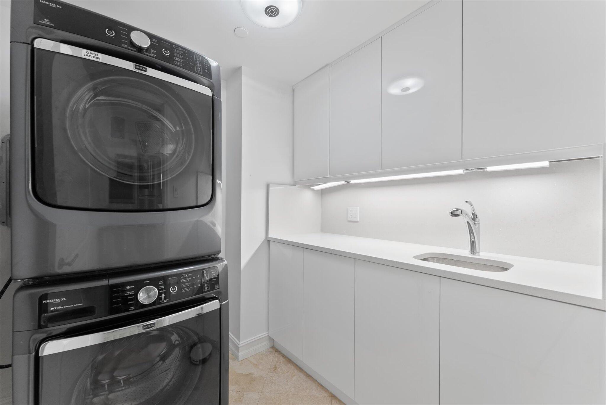 550 Southeast Mizner Boulevard, Unit B206 Boca Raton, FL 33432 - Photo 28 of 65 a utility room with dryer and washer