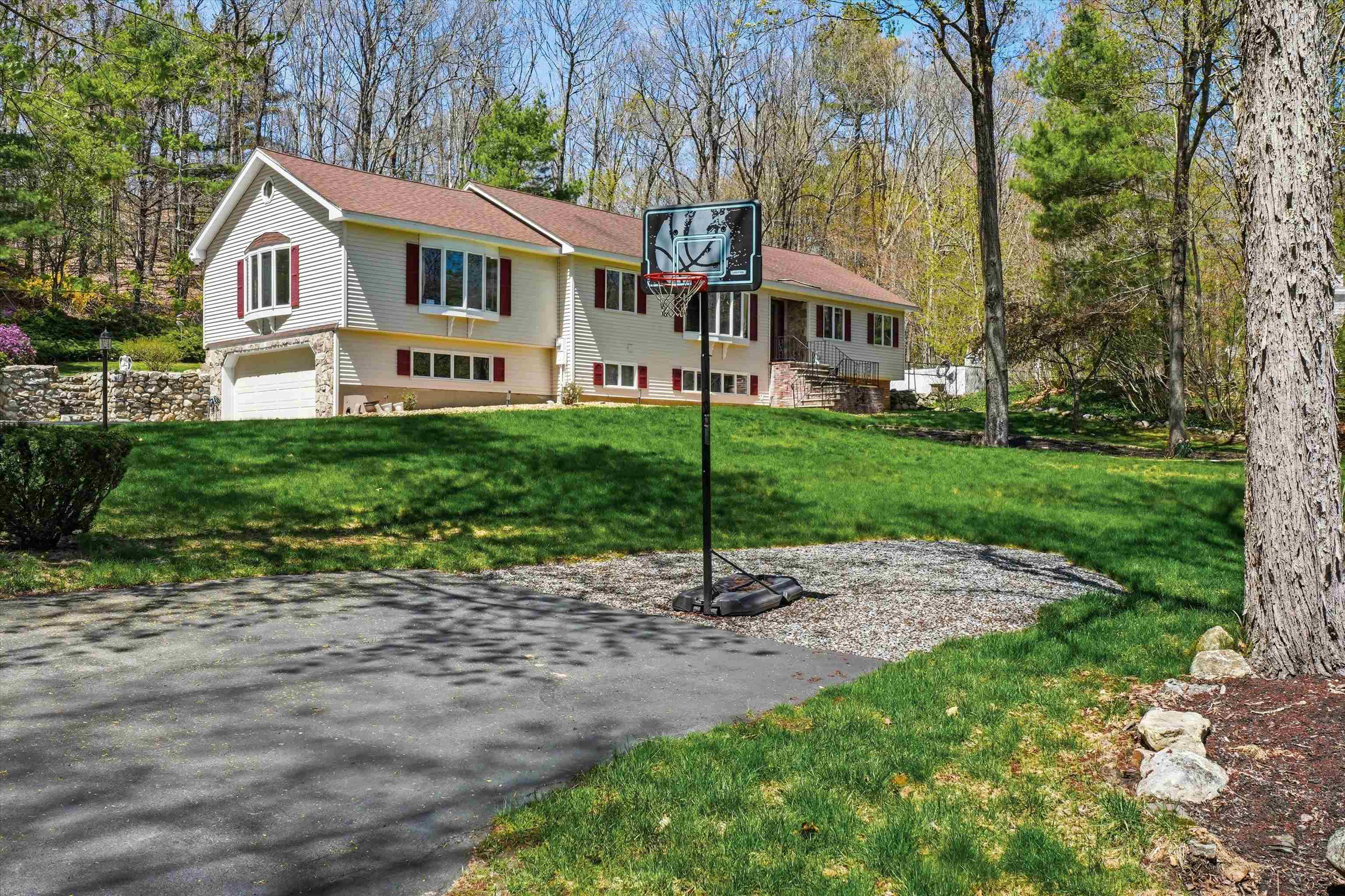 11 Oriole Road Windham, NH 03087 - Photo 2 of 52
