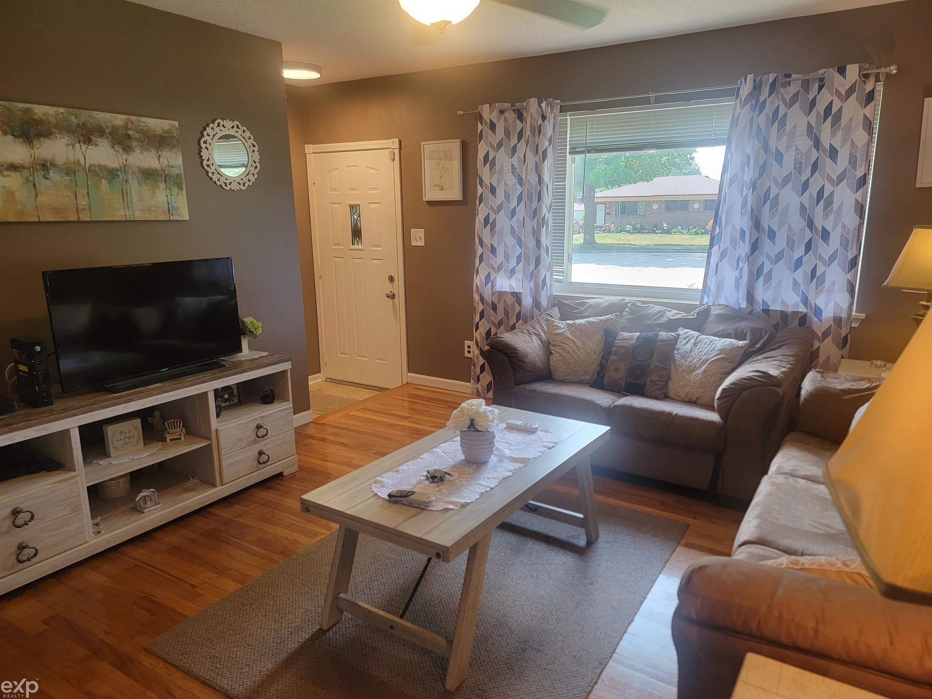 13611 Racine Court Warren, MI 48088 - Photo 6 of 25 50083264-5.JPG