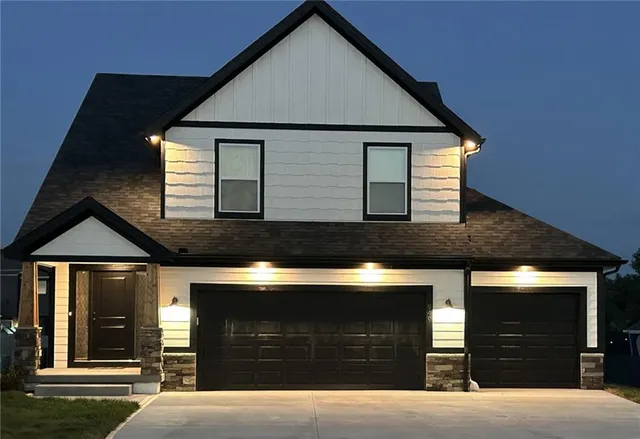 $390,000 | 949 North Cottonwood Court, Tonganoxie, KS 66086