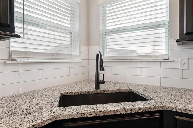 $390,000 | 949 North Cottonwood Court, Tonganoxie, KS 66086