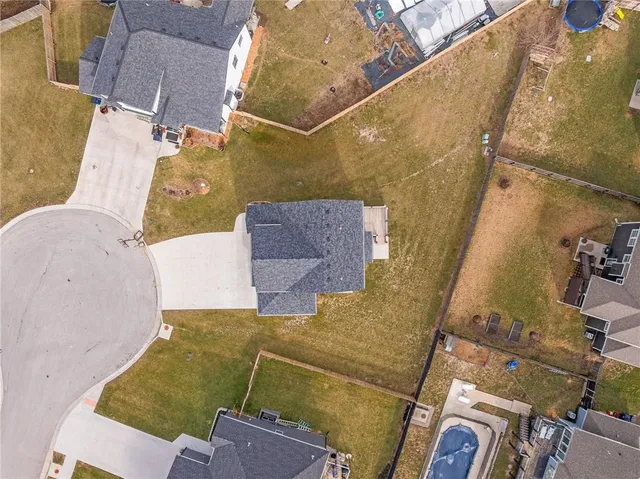 $390,000 | 949 North Cottonwood Court, Tonganoxie, KS 66086