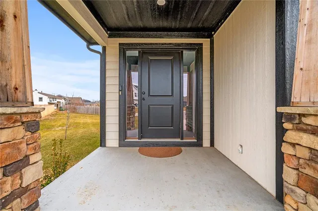 $390,000 | 949 North Cottonwood Court, Tonganoxie, KS 66086