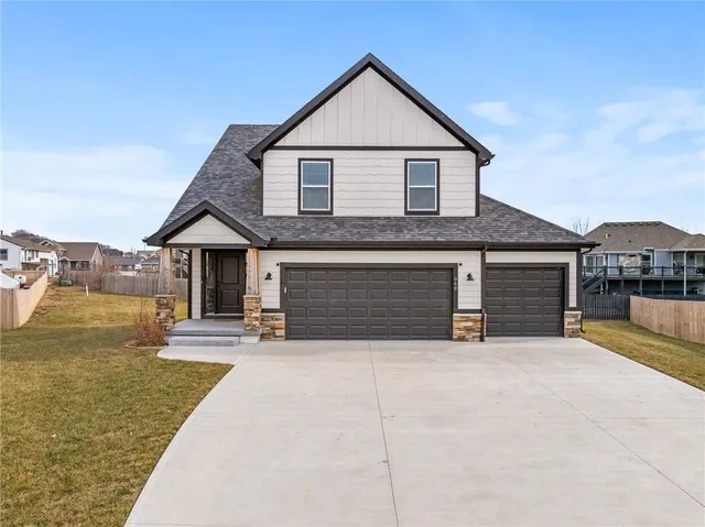 $390,000 | 949 North Cottonwood Court, Tonganoxie, KS 66086