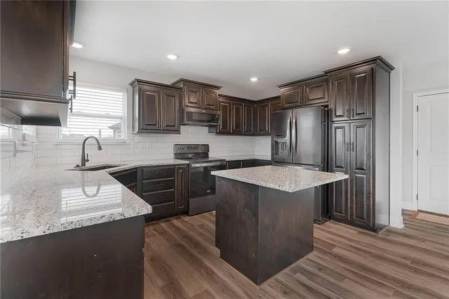 $390,000 | 949 North Cottonwood Court, Tonganoxie, KS 66086