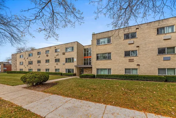 $1,450 | 600 McKinley Avenue, Unit 210, Mundelein, IL 60060
