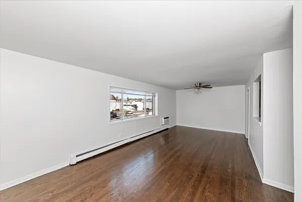 $1,450 | 600 McKinley Avenue, Unit 210, Mundelein, IL 60060