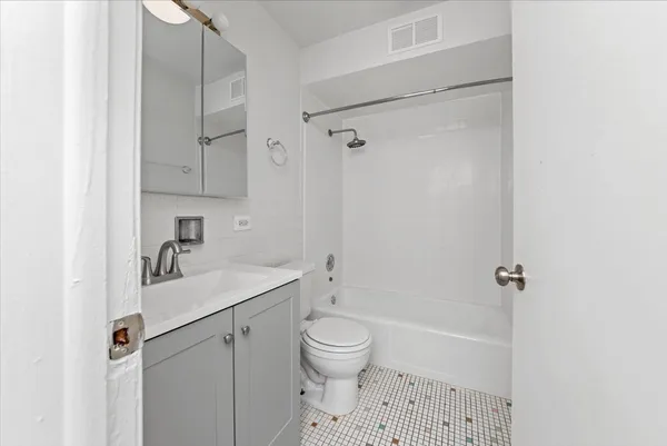 $1,450 | 600 McKinley Avenue, Unit 210, Mundelein, IL 60060
