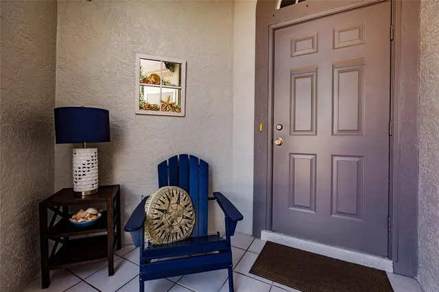 a view of entryway and livingroom with furniture
