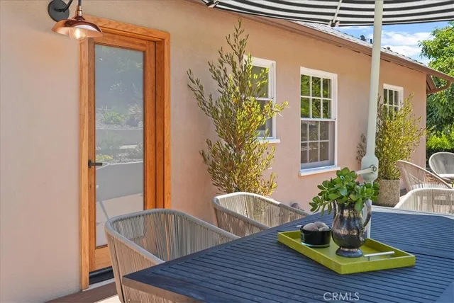 a view of entryway and front of house