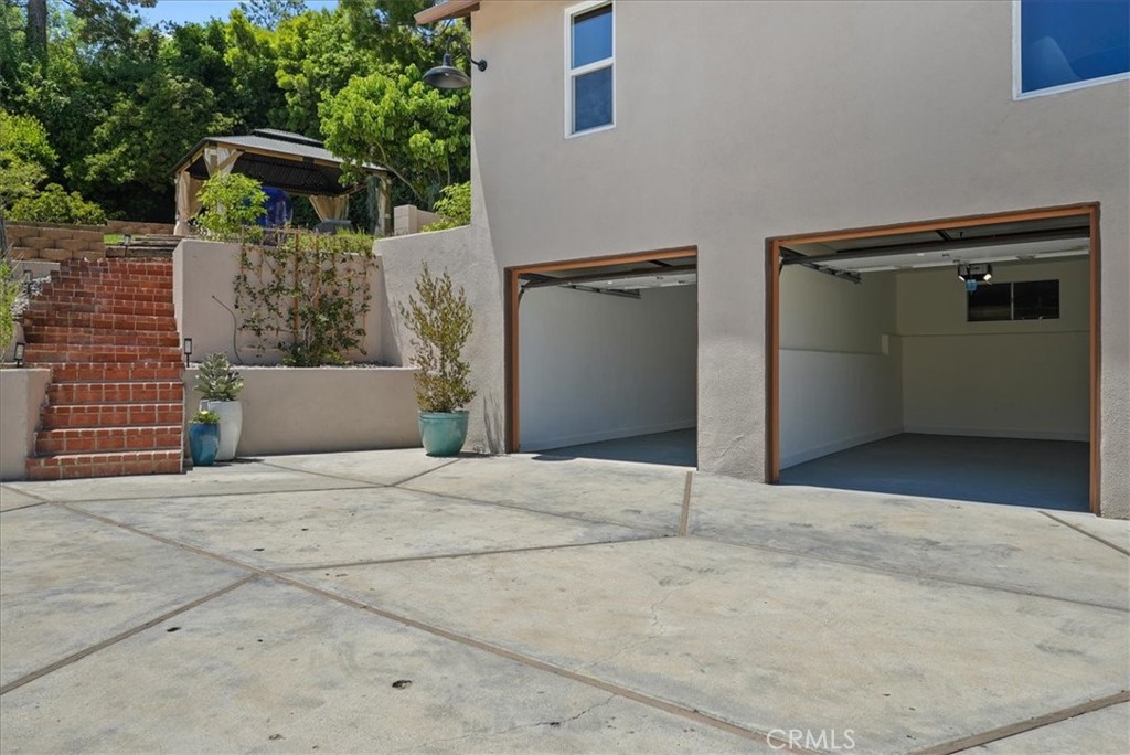 7404 Woodrow Wilson Drive Los Angeles, CA 90046 - Photo 54 of 57 a view of entryway and front of house