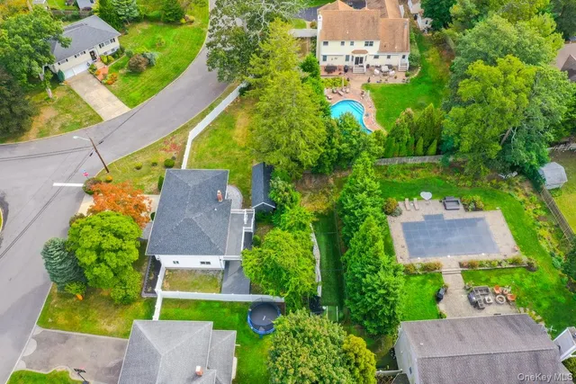 $999,999 | 22 Brian Drive, East Islip, NY 11730