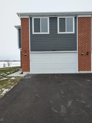 a view of a house with backyard