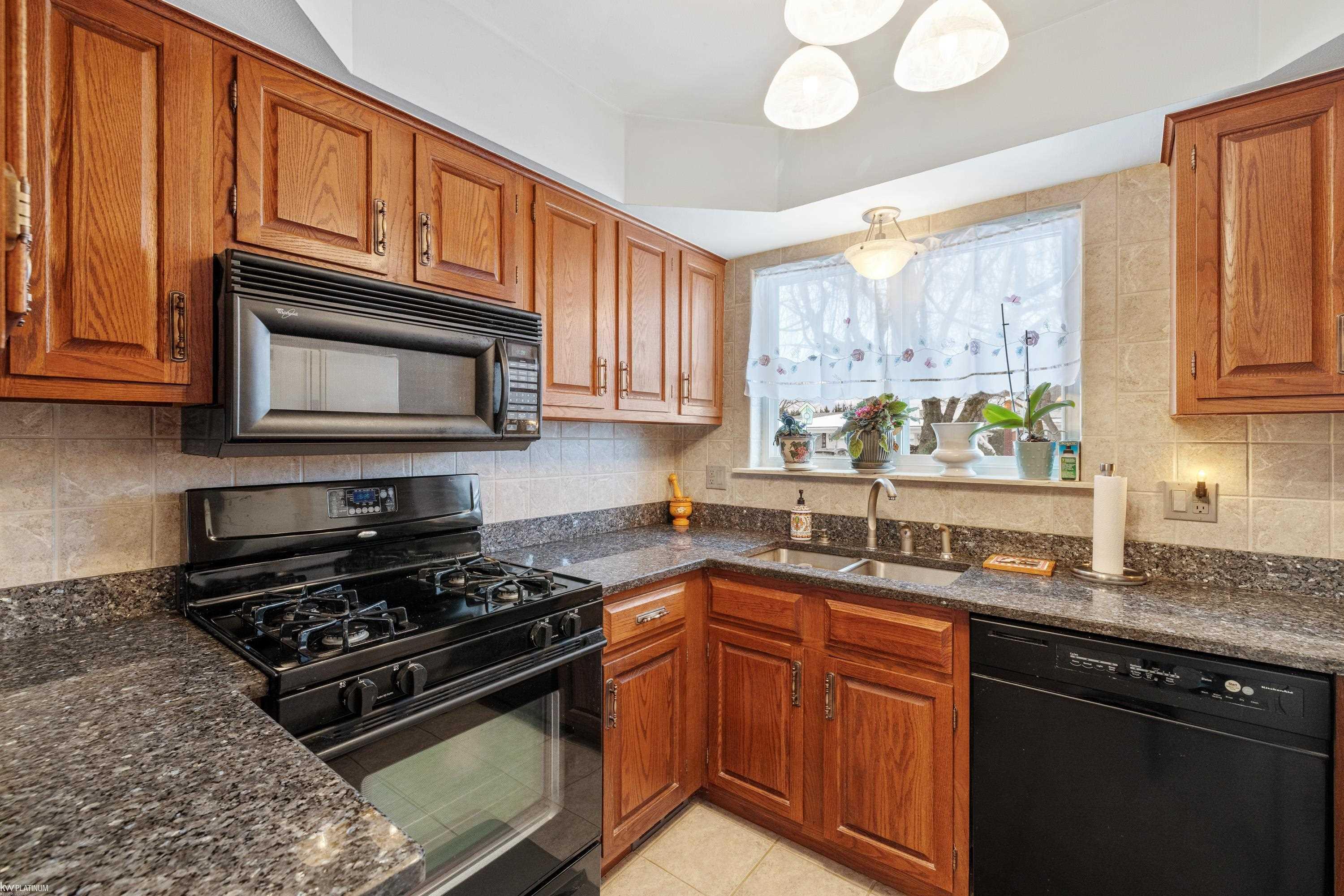 11357 Geoffry Drive Warren, MI 48093 - Photo 12 of 46 50195588-6175b8b6-d238-49b7-bfc8-85c201d6879f.JPG