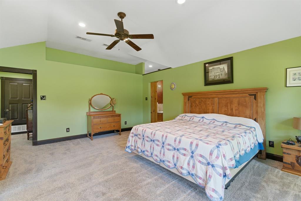 321 Cr 211 Road Gainesville, TX 76240 - Photo 17 of 40 Primary suite