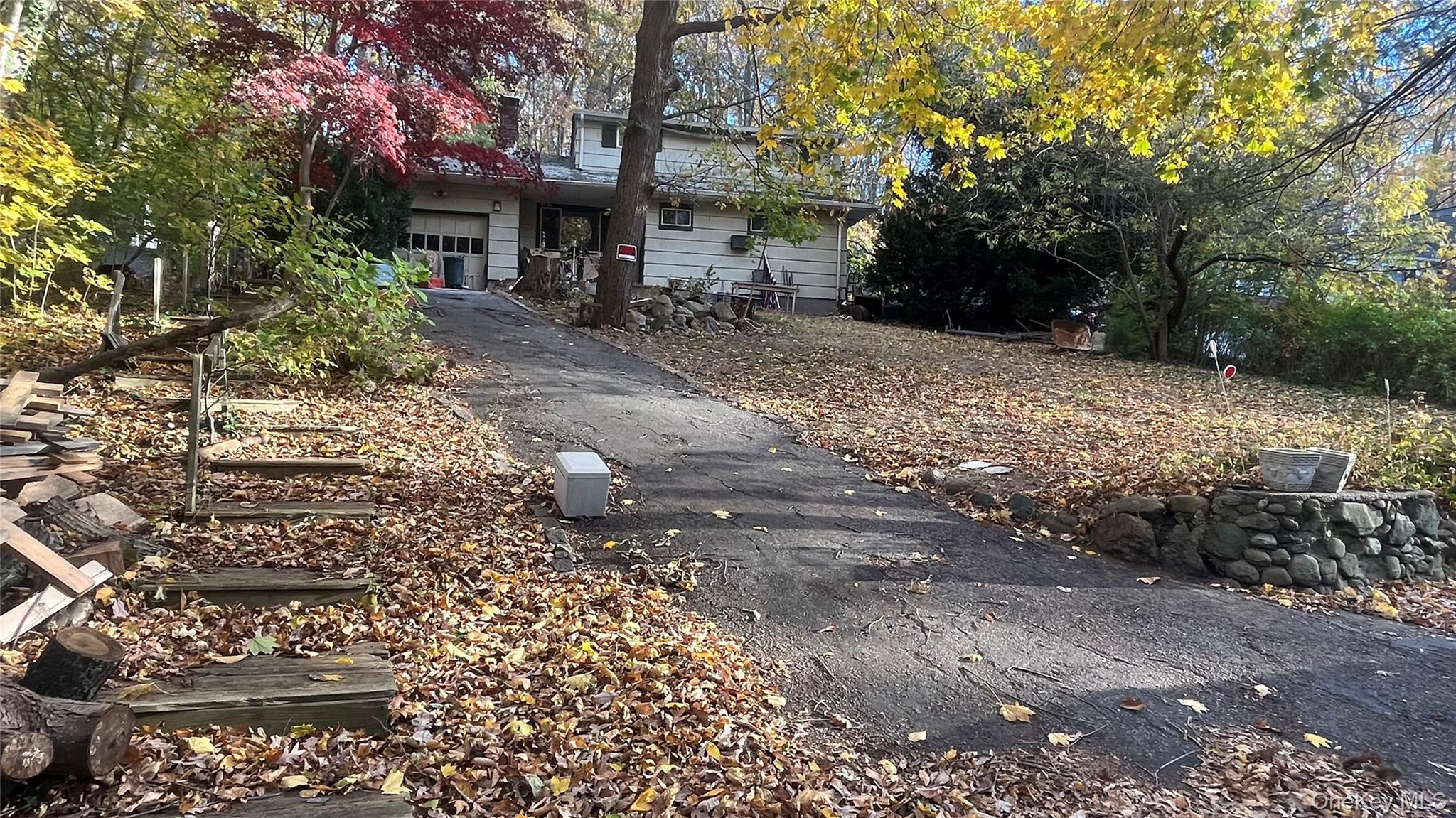 View of front of house with driveway