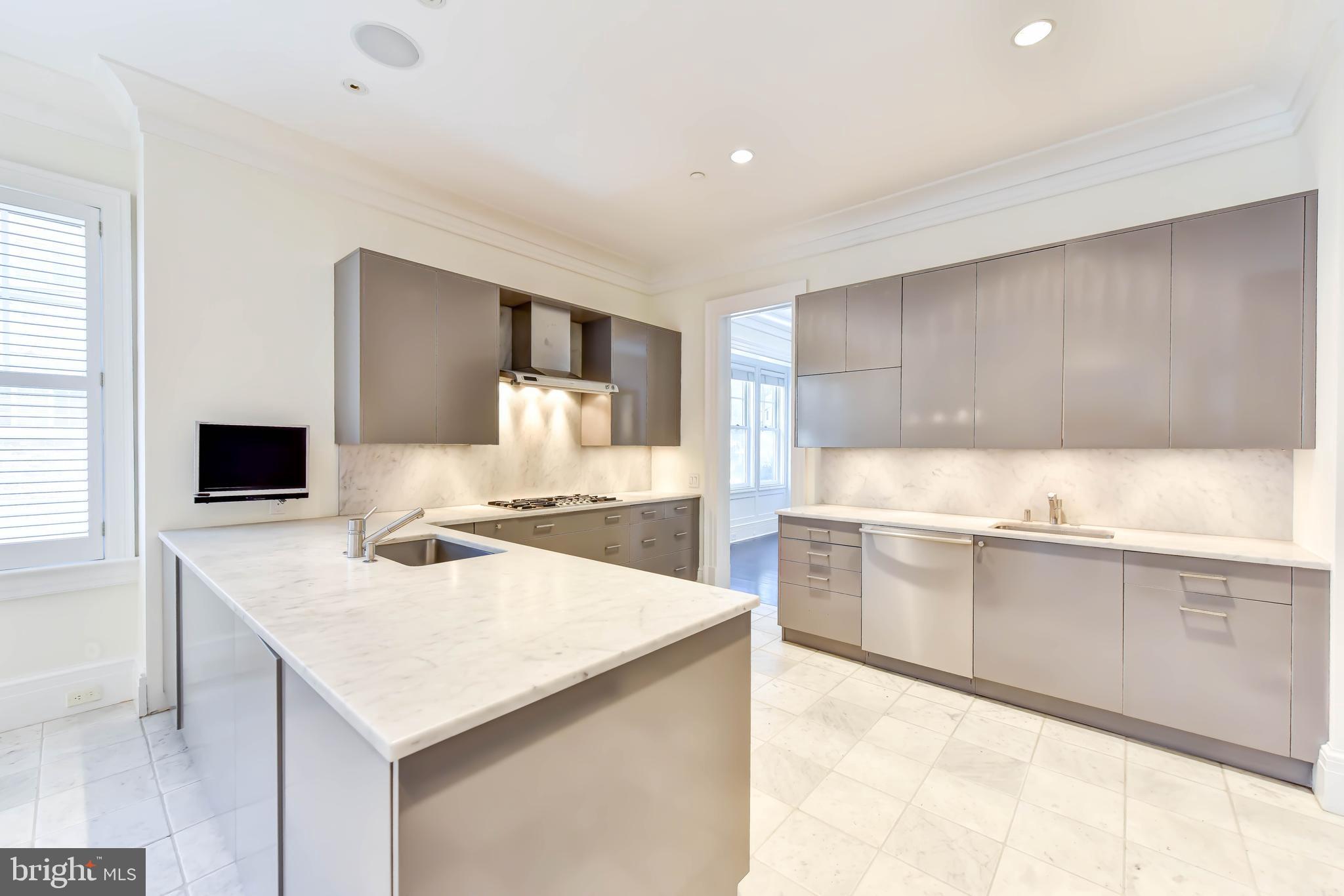 2733 Cathedral Avenue Northwest Washington, DC 20008 - Photo 13 of 36