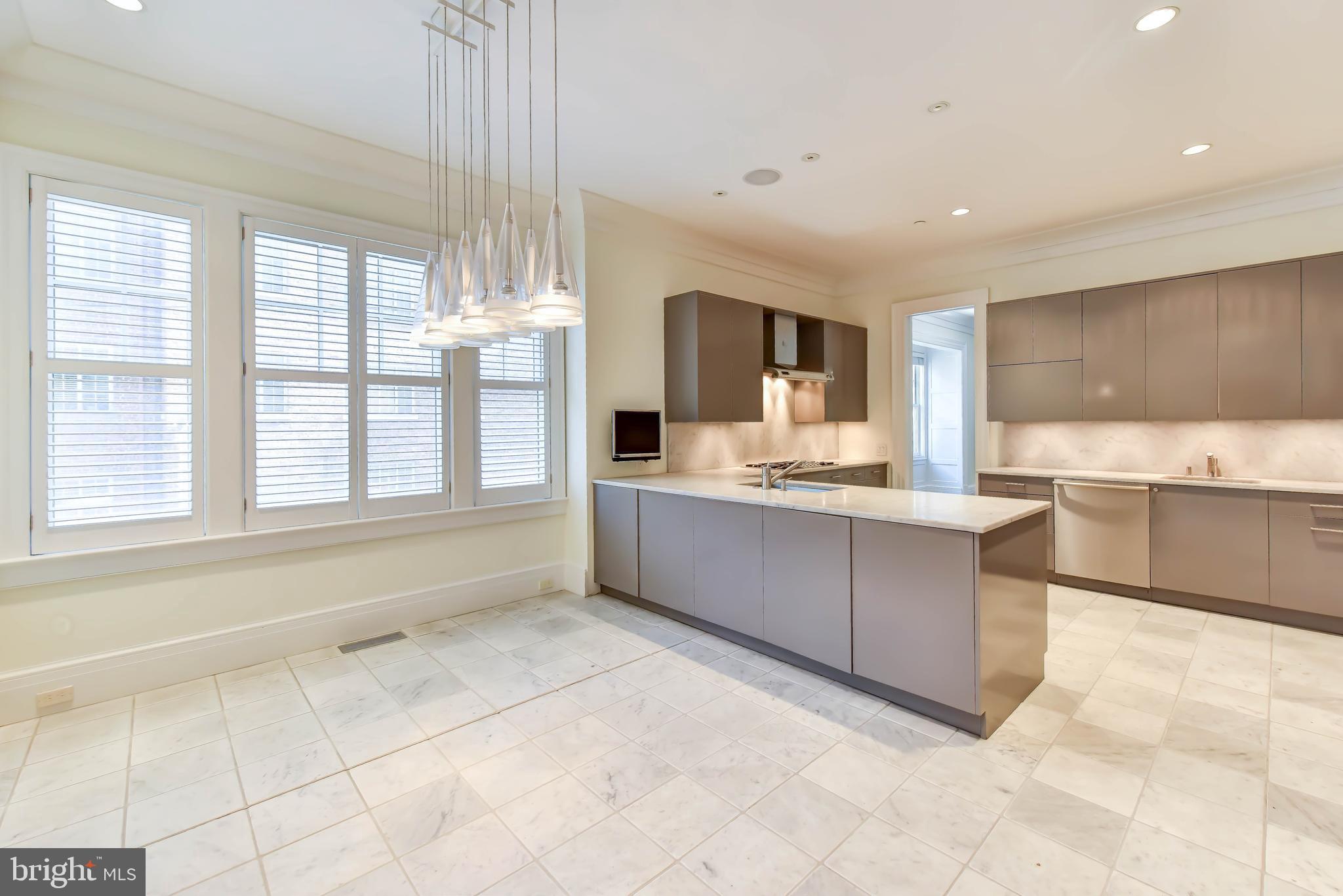 2733 Cathedral Avenue Northwest Washington, DC 20008 - Photo 15 of 36 Table Space Kitchen