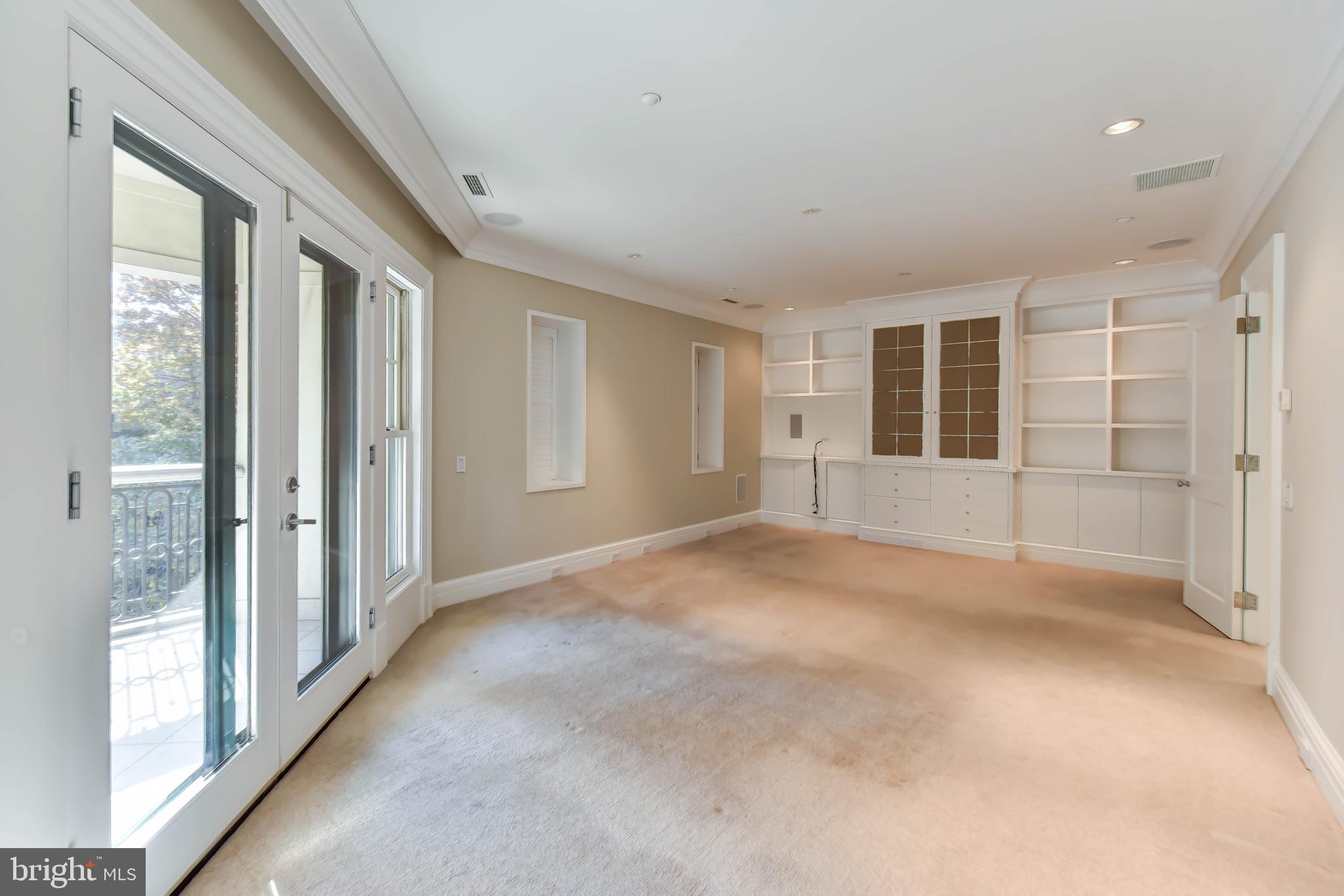 2733 Cathedral Avenue Northwest Washington, DC 20008 - Photo 28 of 36