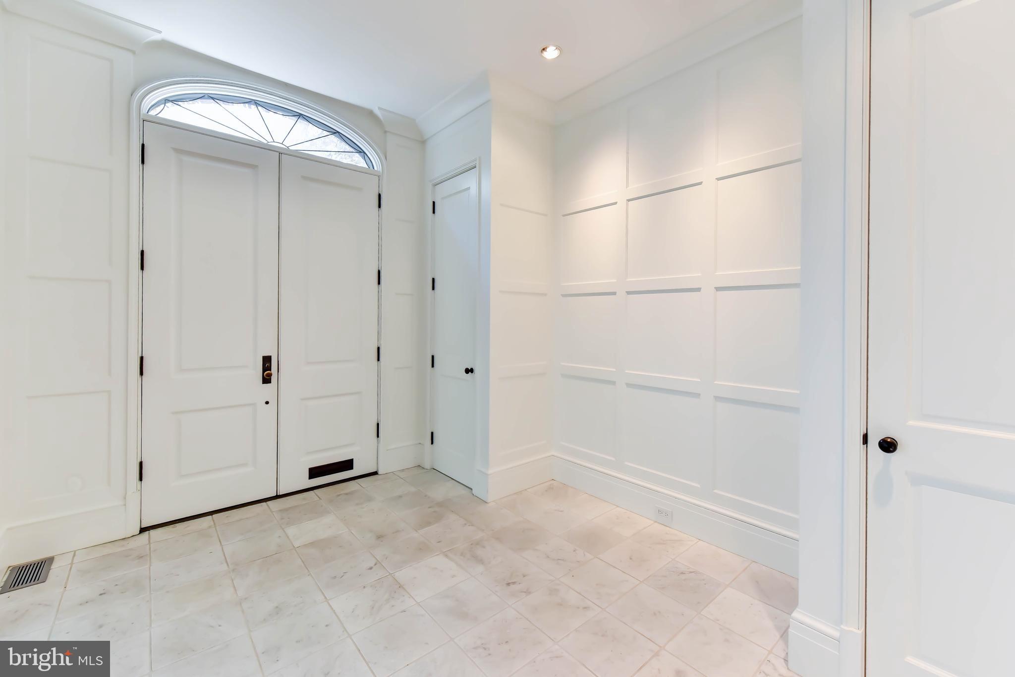 2733 Cathedral Avenue Northwest Washington, DC 20008 - Photo 4 of 36 Foyer