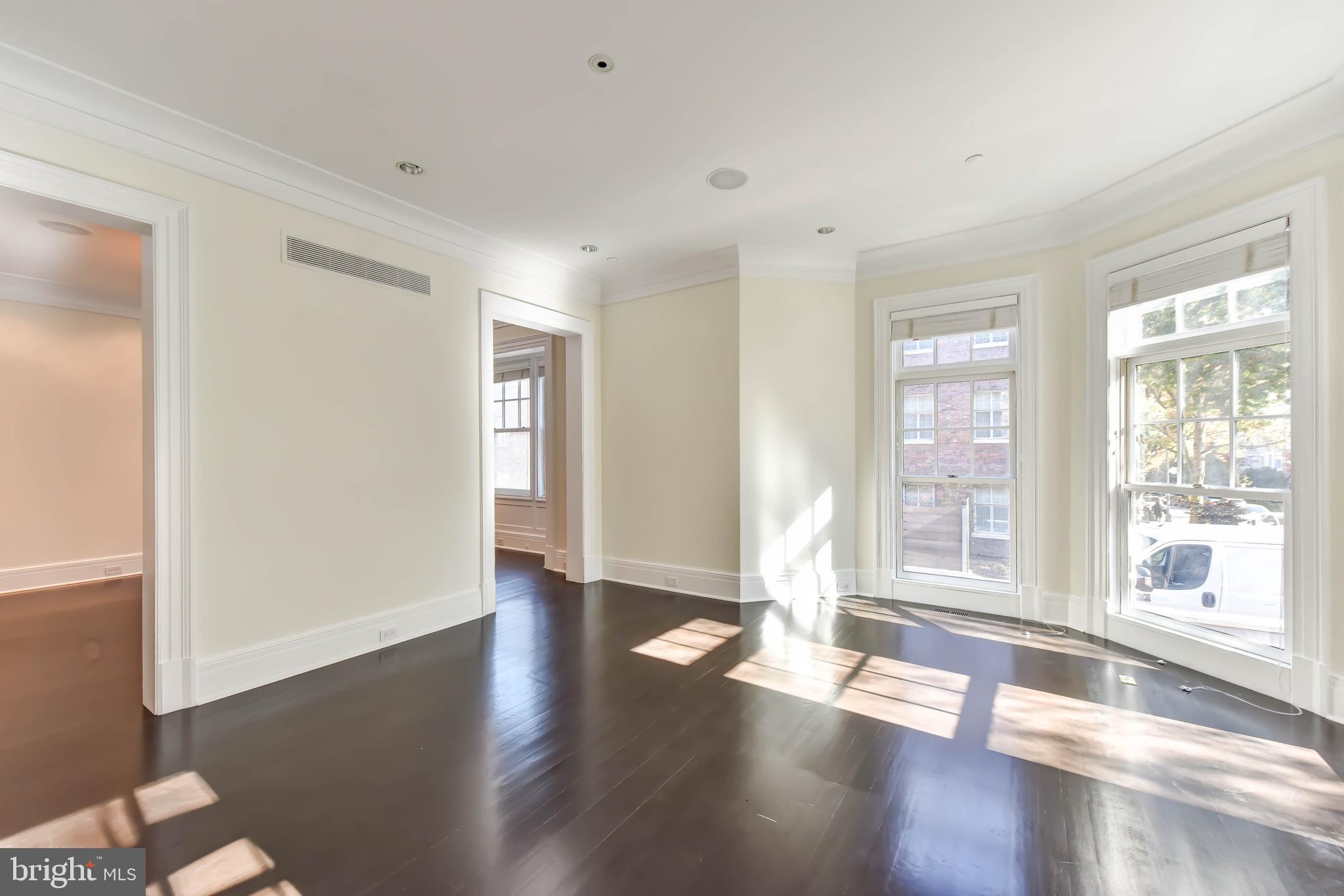 2733 Cathedral Avenue Northwest Washington, DC 20008 - Photo 6 of 36 Living Room