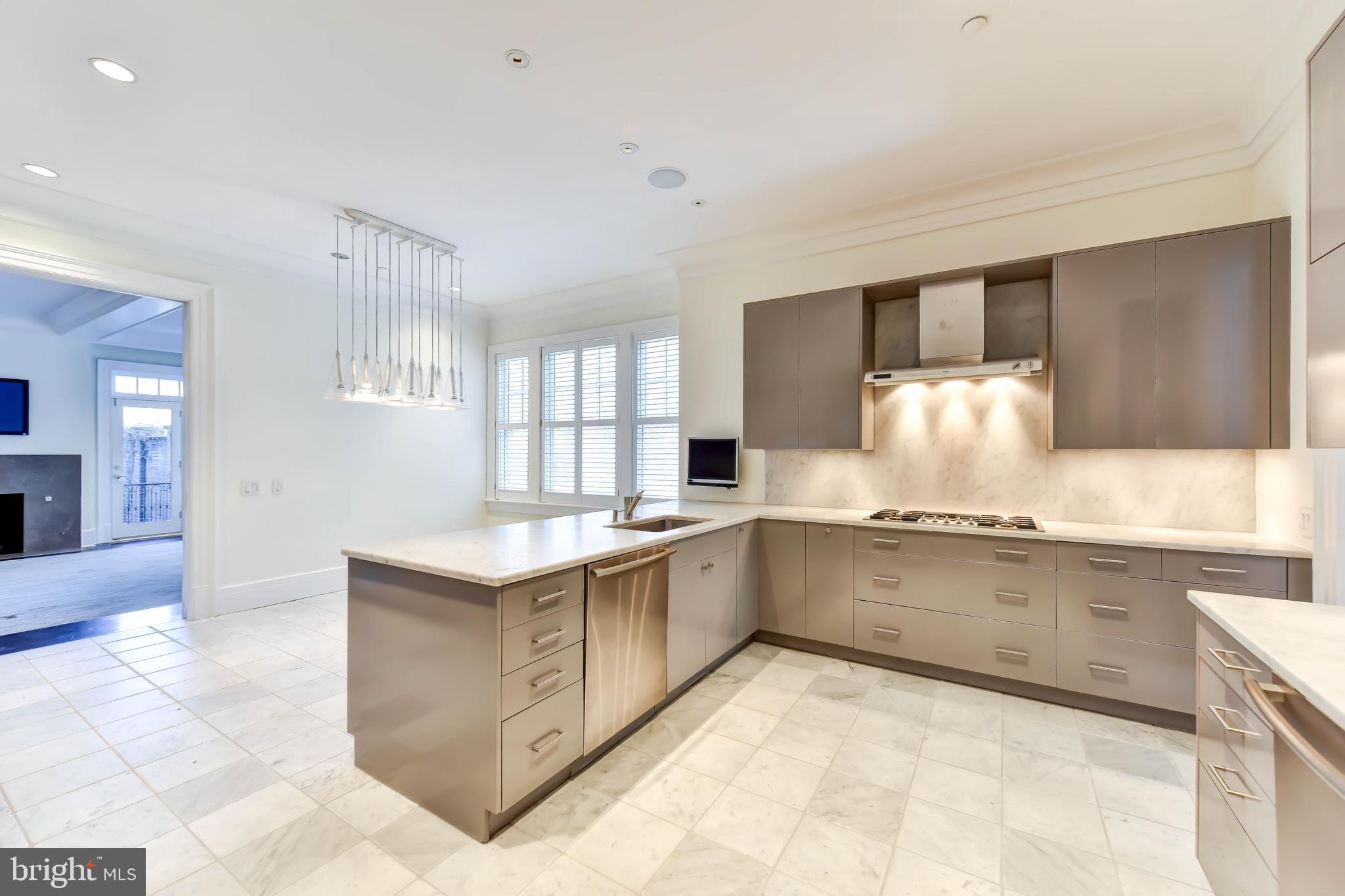 2733 Cathedral Avenue Northwest Washington, DC 20008 - Photo 10 of 36 Kitchen with table space