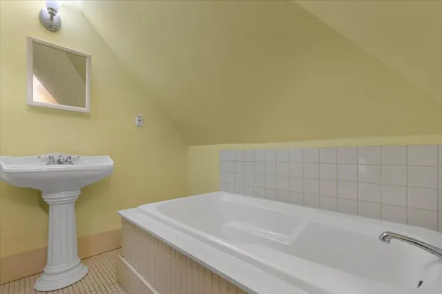 $339,900 | 710 Gresham Street, Smithville, TX 78957