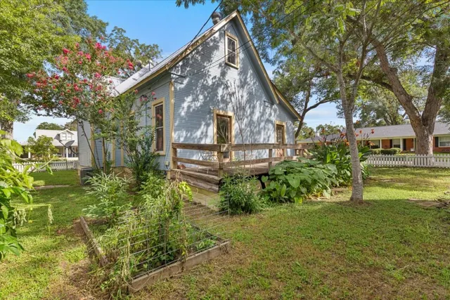 $339,900 | 710 Gresham Street, Smithville, TX 78957