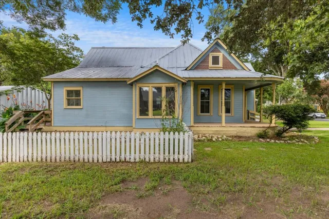 $339,900 | 710 Gresham Street, Smithville, TX 78957