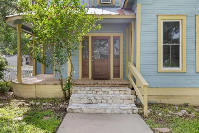 $339,900 | 710 Gresham Street, Smithville, TX 78957