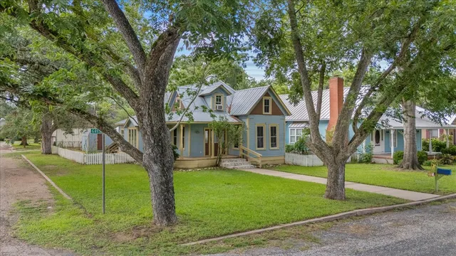 $339,900 | 710 Gresham Street, Smithville, TX 78957