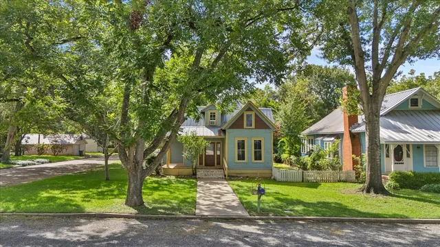 $339,900 | 710 Gresham Street, Smithville, TX 78957