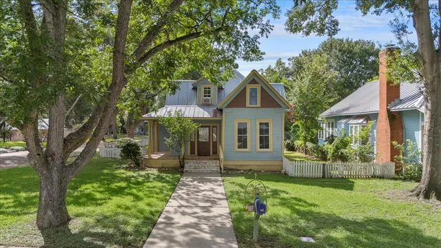 $339,900 | 710 Gresham Street, Smithville, TX 78957