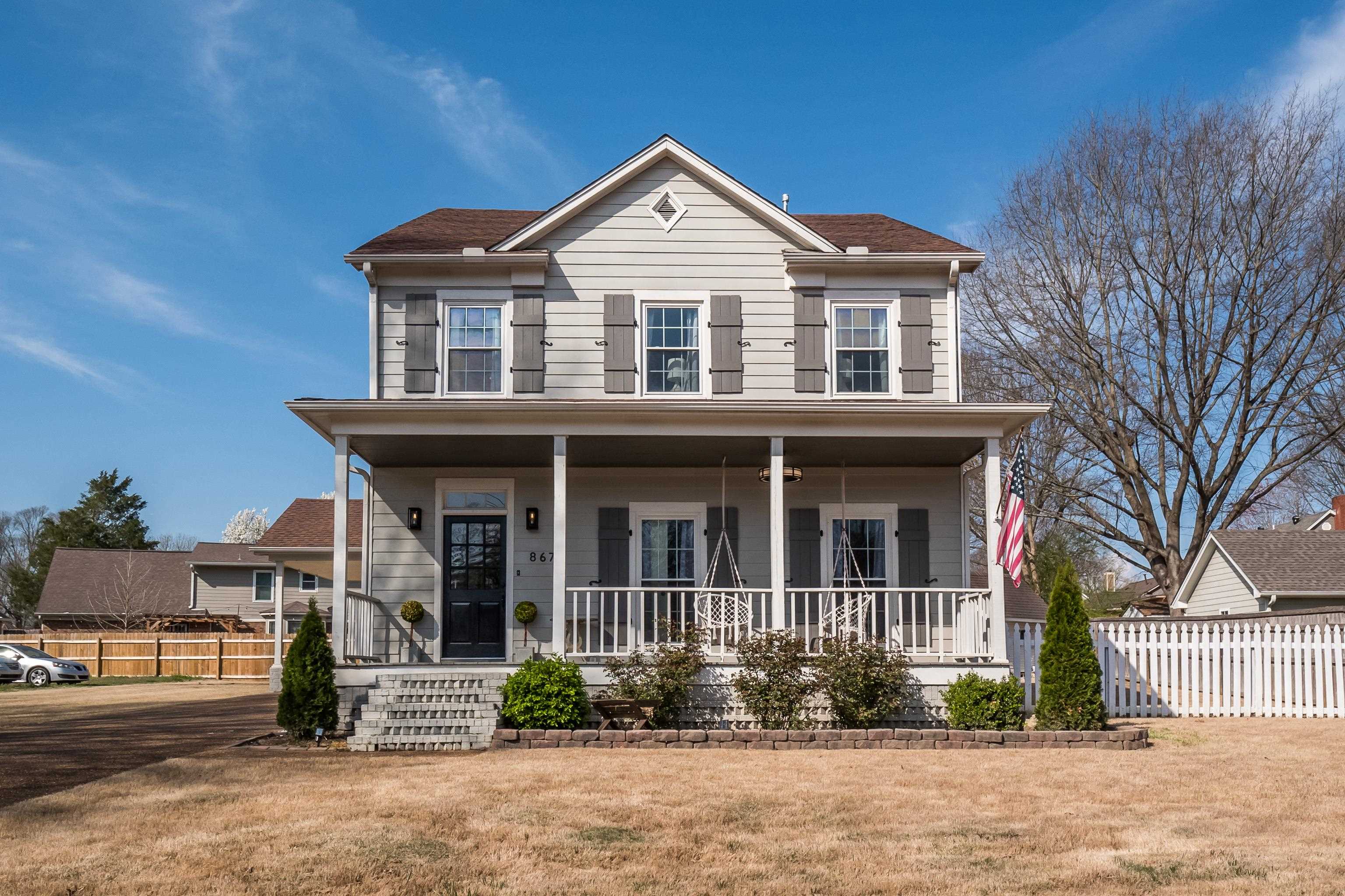 View of front facade with a porch and a front yard