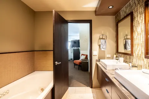 $699,000 | 1705 North Clybourn Avenue, Unit E, Chicago, IL 60614